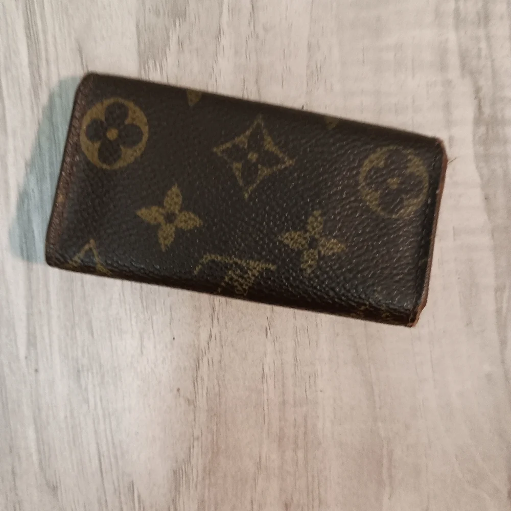 Louis Vuitton Monogram Key Holder - Picture 2 of 10